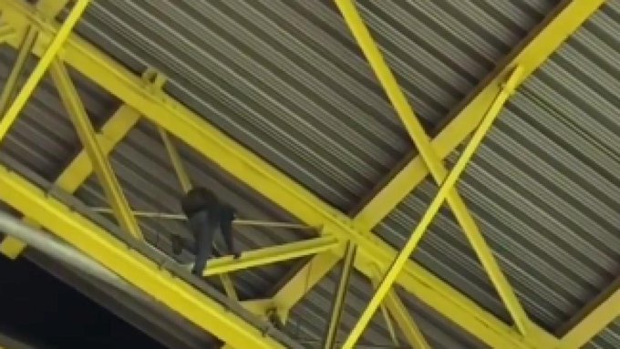 Euro-2024: Un bărbat a fost arestat după ce s-a urcat pe acoperişul stadionului din Dortmund, unde se juca Germania -Danemarca - VIDEO