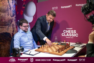 Cristian Ionescu, Eazy Asigurări, prezent la partidele Grand Chess Tour 2024:”Adesea ne afundăm în propriile decizii, mutări şi tindem să ne subestimăm adversarul. În business, ca şi în şah, trebuie să-ţi cunoşti concurenţa, dacă vrei să ai succes”