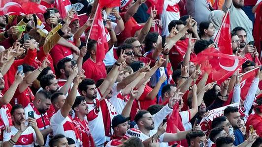 Suporterii turci prezenţi la meciul cu Ţările de Jos din sferturile Euro-2024 au făcut semnul Lupilor Gri, pentru care Demiral a fost suspendat de UEFA - VIDEO