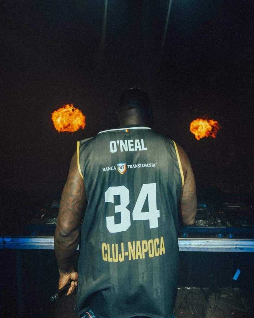 Baschet: Shaquille O'Neal a mixat la Electric Castle echipat cu un tricou al campioanei U BT Cluj - FOTO