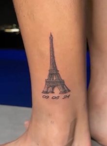 Carlos Alcaraz şi-a tatuat Turnul Eiffel pe glezna stângă - VIDEO