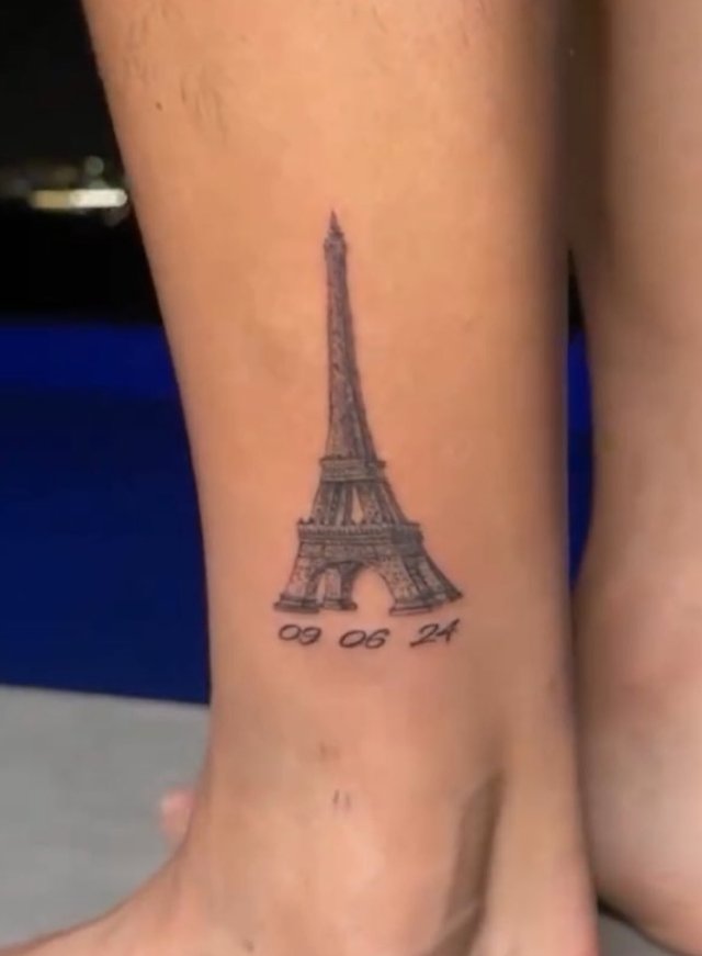 Carlos Alcaraz şi-a tatuat Turnul Eiffel pe glezna stângă - VIDEO Carlos Alcaraz şi-a tatuat Turnul Eiffel pe glezna stângă - VIDEO