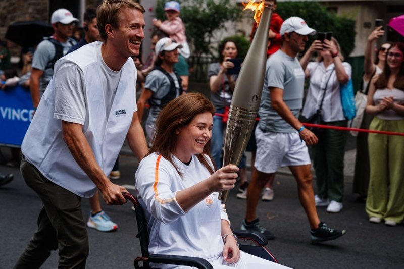 Christina Assi şi Dylan Collins, jurnalişti răniţi în Liban, au purtat duminică torţa olimpică