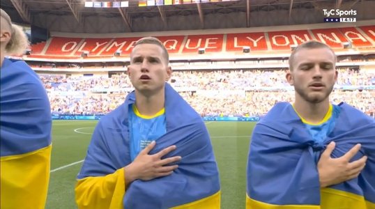 JO Paris 2024: Fotbaliştii ucraineni s-au drapat în steagul ţării lor când s-a cântat imnul

