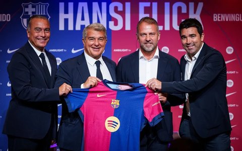 FC Barcelona l-a prezentat oficial pe antrenorul Hansi Flick 