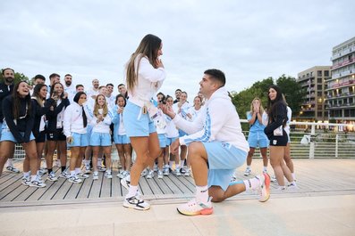 Moment inedit în Satul Olimpic de la Paris: Un argentinian ş-a cerut în căsătorie iubita, care de asemenea face parte din delegaţia de sportivi de la JO  - VIDEO