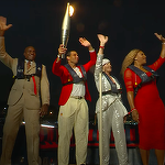 Nadia Comăneci, Carl Lewis, Serena Williams şi Rafael Nadal - în ambarcaţiunea care a dus flacăra olimpică la Grădinile Tuileries / Teddy Riner şi Marie Jose Perec au aprins vasul olimpic