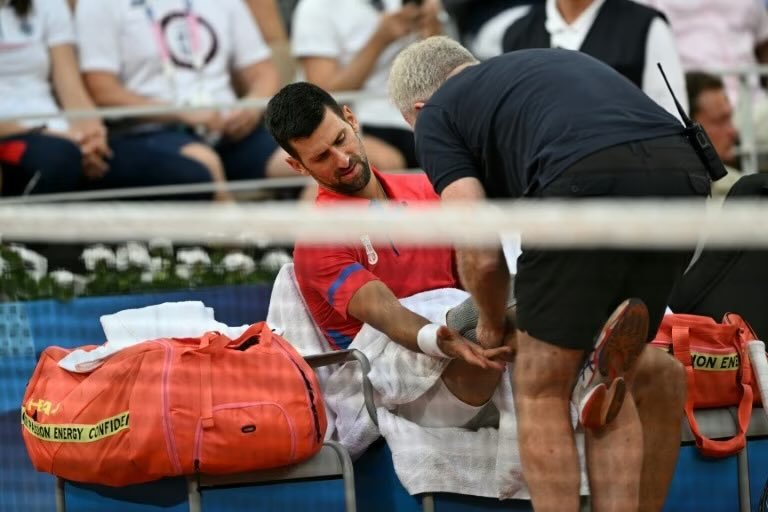 Jocurile Olimpice - tenis: Djokovici, după ce a avut probleme la genunchi la meciul cu Tsitsipas: "Sunt foarte îngrijorat"