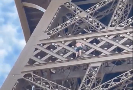 Turnul Eiffel, evacuat cu câteva ore înainte de ceremonia de închidere a Jocurilor Olimpice. Un bărbat a fost văzut escaladând monumentul - VIDEO