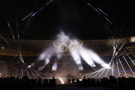 UPDATE - Jocurile Olimpice de la Paris s-au încheiat cu o ceremonie de la care nu au lipsit superstaruri. Tom Cruise a coborât în rapel de pe acoperişul Stade de France, Red Hot Chili Peppers, Billie Eilish, Snoop Dogg şi Dr Dre au cântat la Los Angeles. 