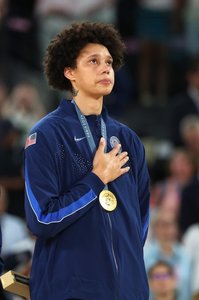 După 10 luni de detenţie în Rusia, Brittney Griner a câştigat aurul olimpic la Paris cu echipa de baschet a SUA. Ea a plâns la intonarea imnului - VIDEO