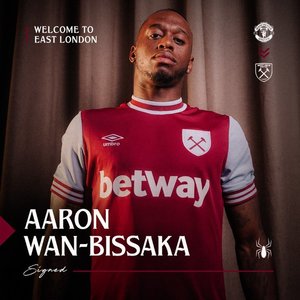 Fundaşul Aaron Wan-Bissaka, transferat de Manchester United la West Ham United. El a semnat un contract pe şapte sezoane