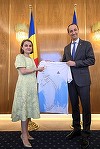 Ministrul de Externe Luminiţa Odobescu a primit tricoul Team Romania din partea preşedintelui COSR - FOTO 