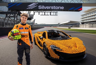 Lando Norris a parcurs un tur al circuitul Silverstone într-un McLaren P1 LEGO Technic în mărime naturală – FOTO, VIDEO