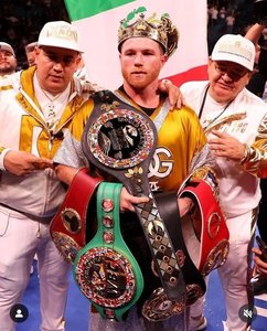 Box: Superstarul Saul Canelo Alvarez l-a învins pe Edgar Berlanga şi şi-a păstrat centurile WBC, WBO şi WBA la categoria supermijlocie - VIDEO