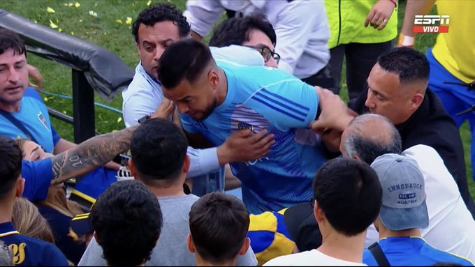 Boca Juniors a pierdut cu River Plate, scor 0-1, iar portarul Sergio Romero a fost la un pas de a se lua la bătaie cu fanii - VIDEO