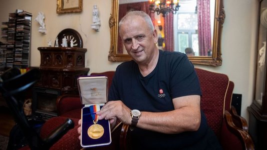 Un fost campion olimpic spune că îi va lăsa moştenire unui hoţ medalia de aur dacă acesta i-o va înapoia acum