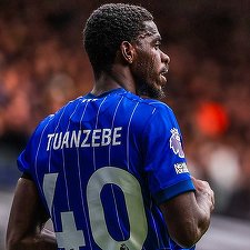 Fundaşul Axel Tuanzebe (Ipswich Town), victima unui accident domestic. El s-a tăiat la deget în timp ce spăla vasele şi a fost operat