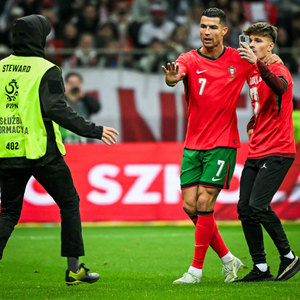 Cristiano Ronaldo a ajutat un fan care a intrat pe teren la meciul Portugaliei cu Polonia să facă un selfie cu el - VIDEO