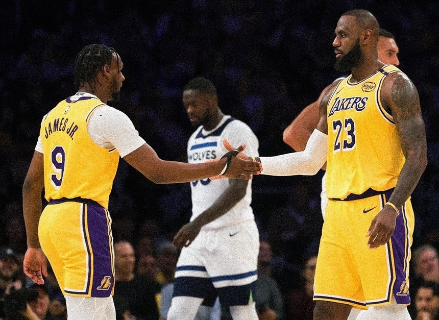 Premieră în NBA: LeBron şi Bronny James, împreună pe teren la un meci din sezonul regulat. Este primul duo tată-fiu care face acest lucru