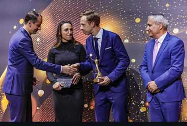 Gala Premiilor ANOC 2024: Mihai Covaliu a înmânat trofeul celei mai bune echipe mixte de la Jocurile Olimpice