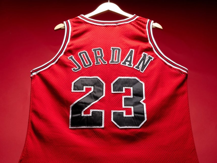 Un tricou purtat de Michael Jordan la Chicago Bulls, în sezonul 1996/1997, vândut cu peste 4 milioane de euro la licitaţie