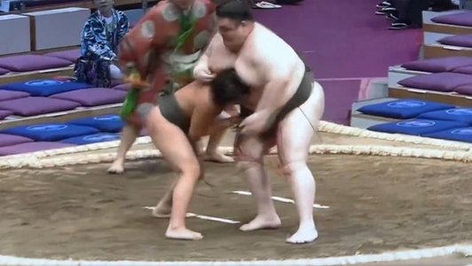 Vârsta şi greutatea nu par să conteze în sumo. La 16 ani şi 68 de kilograme, Kosei Motomura şi-a învins adversarul de 39 de ani şi 168 de kilograme - VIDEO