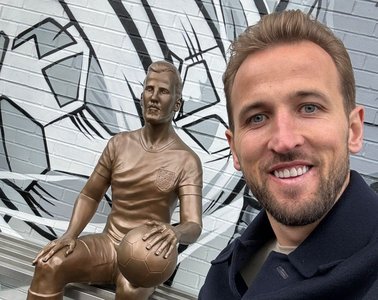 Harry Kane şi-a inaugurat la Londra o statuie, care însă nu-i seamănă