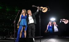 Ed Sheeran a ajutat Ipswich Town să recruteze un jucător înainte să urce pe scenă pentru a cânta alături de Taylor Swift