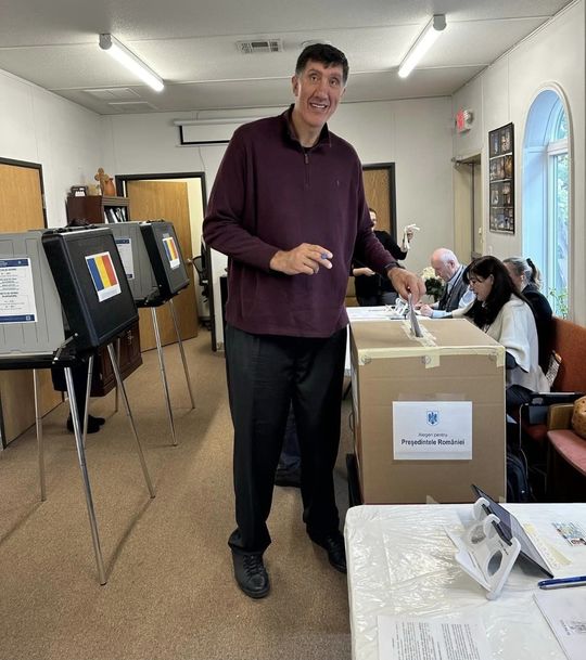 ALEGERI PREZIDENŢIALE 2024: Ghiţă Mureşan a votat în SUA, Radu Drăguşin şi Ianis Hagi au votat la Londra, respectiv Glasgow 68 FOTO: Facebook MAE