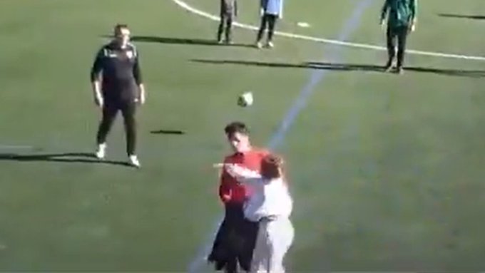 Violenţă la un meci de copii din Spania. O mamă a intrat pe teren şi l-a pălmuit pe arbitru - VIDEO