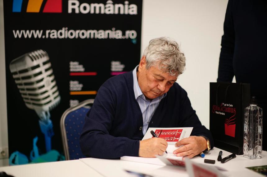 Mircea Lucescu şi-a lansat cartea „Mirajul Gazonului” la Târgul de Carte Gaudeamus. Încasările generate de vânzarea cărţii vor fi donate pentru sprijinirea copiilor defavorizaţi