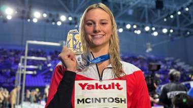 Canadianca Summer McIntosh şi francezul Léon Marchand, desemnaţi înotătorii anului 2024