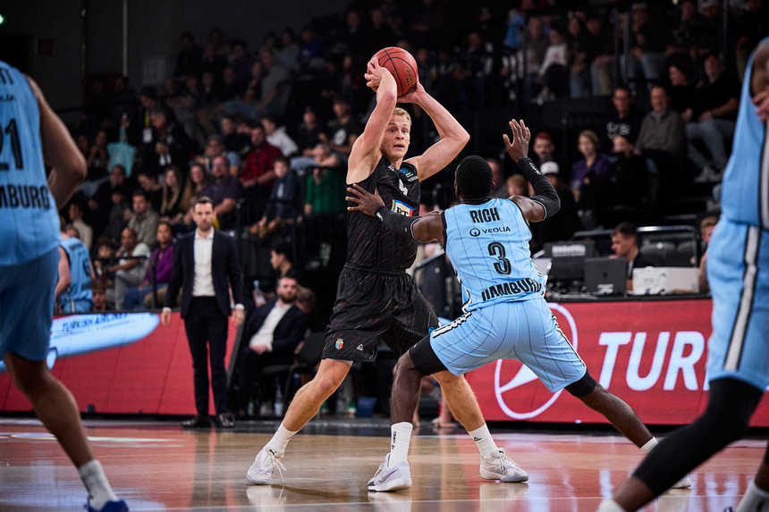 Baschet masculin: U BT Cluj, înfrângere drastică în deplasare cu Valencia Basket, liderul grupei B din BKT EuroCup