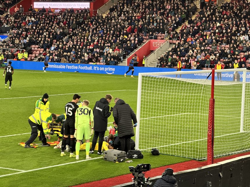 Portarul echipei West Ham, Lukasz Fabianski, a fost scos pe targă după o accidentare suferită la meciul cu Southampton