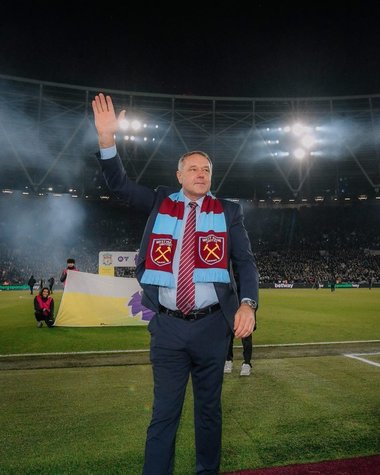 Ludek Miklosko, fost portar al echipei West Ham, primit cu urale pe teren înainte de meciul cu Liverpool. El are cancer, dar a anunţat că nu vrea să facă chimioterapie