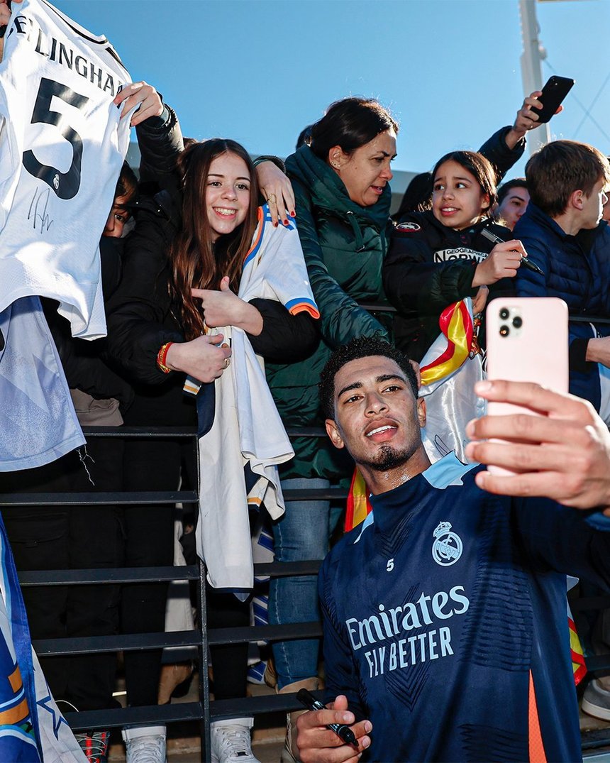 Întâlnire emoţionantă a jucătorilor de la Real Madrid cu fanii. Camavinga i-a dat unui fan pantofii săi sport, Bellingham i-a dat tricoul său unui băieţel - VIDEO