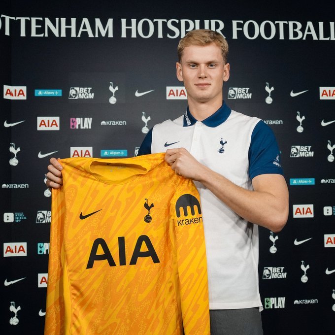 Drăguşin are un nou coechipier la Tottenham. Spurs l-a transferat pe portarul Antonin Kinsky