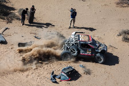 Sébastien Loeb, accident în etapa a treia a Raliului Dakar. Maşina sa, Dacia Sandriders, a fost grav avariată - VIDEO