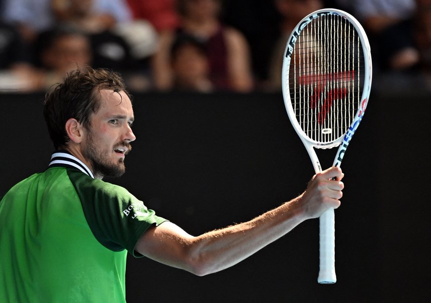 Daniil Medvedev, nervos, a distrus o cameră de luat vederi ataşată la fileu, în timpul meciului din primul tur de la Australian Open - VIDEO