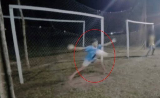 Un fotbalist de 16 ani a murit în timp ce apăra o lovitură de la 11 metri, la un meci din Brazilia