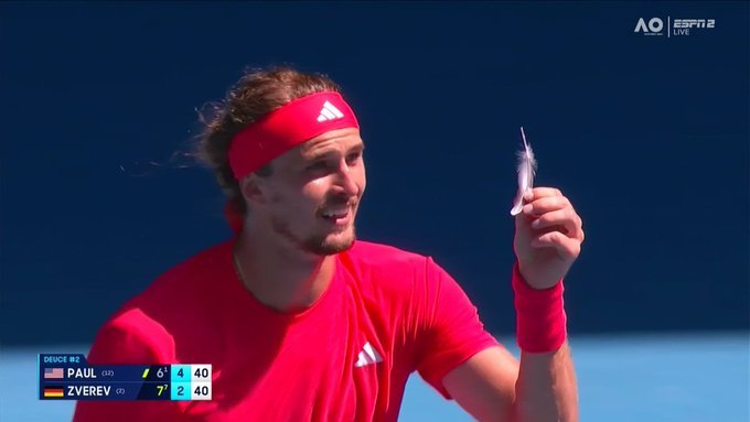 Alexander Zverev, dispută cu arbitrul de scaun la meciul cu Tommy Paul din cauza unei pene de pasăre - VIDEO