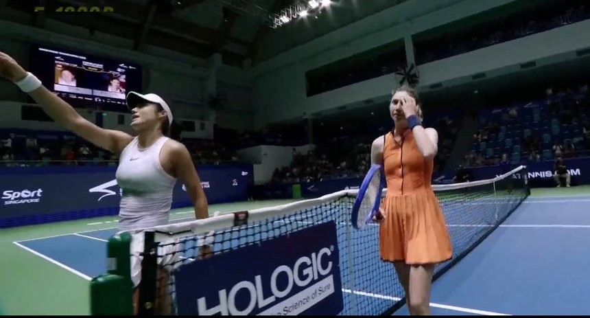 Emma Răducanu, eliminată de Cristina Bucsa în primul tur la Singapore Open, după un meci de peste trei ore