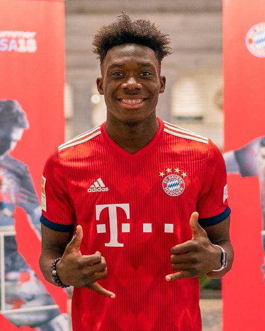 Alphonso Davies şi-a anunţat prelungirea contractului cu Bayern Munchen pe ritmuri de rap - VIDEO