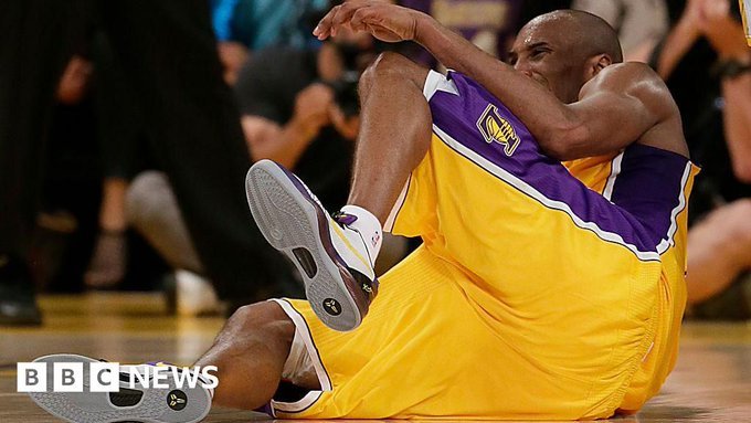 Încălţămintea sport purtată de Kobe Bryant la un meci din 2013 când şi-a rupt tendonul lui Ahile, vândută la licitaţie cu 660.000 de dolari