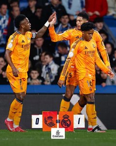 Real Madrid a învins Real Sociedad, scor 1-0, în prima manşă a semifinalelor Cupei Spaniei. Meciul a fost întrerupt scurt timp din cauza injuriilor rasiste