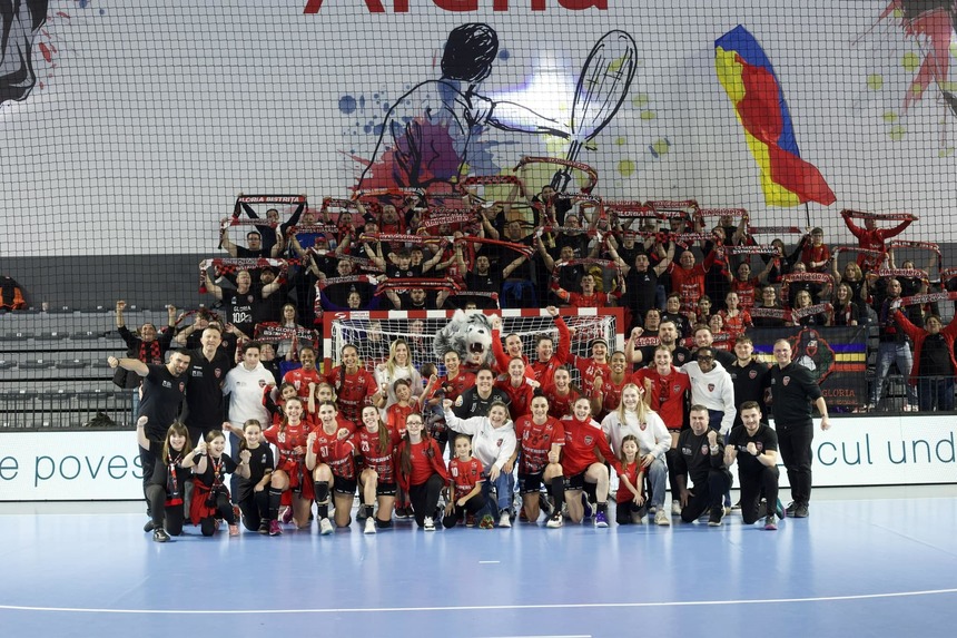 Handbal feminin: Cristina Laslo, în fotografia de grup cu Gloria Bistriţa, după remiza cu CSM Bucureşti