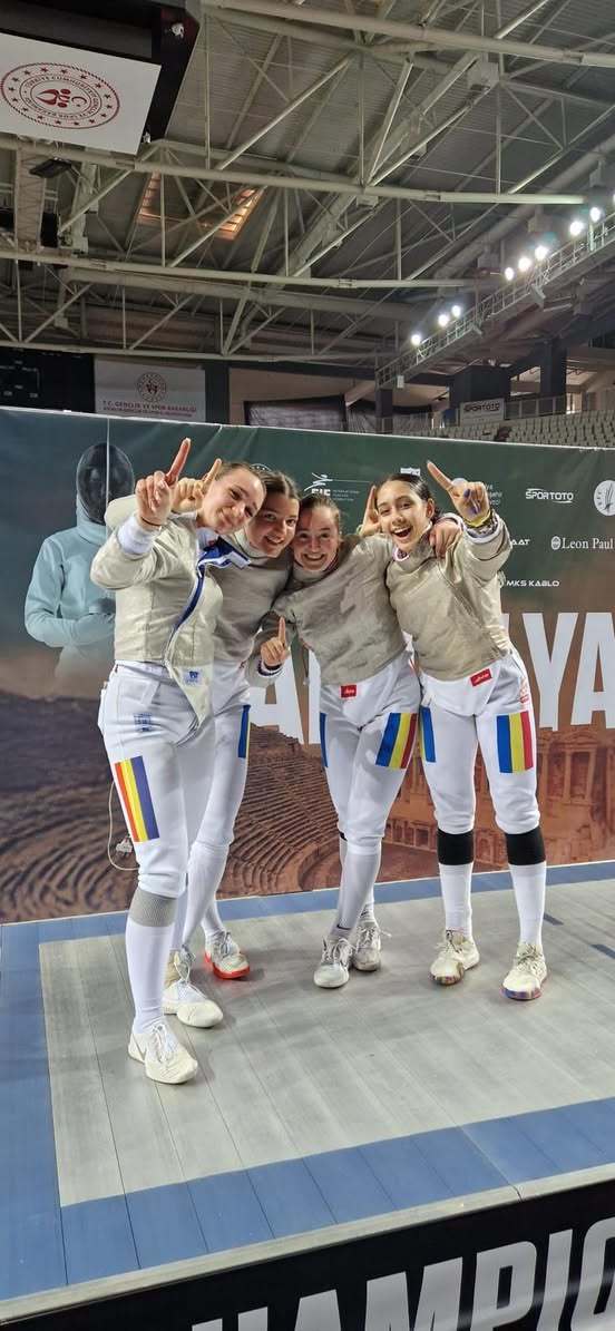 Echipa de sabie junioare a României a câştigat medalia de aur la Campionatul European de cadeţi şi juniori din Antalya