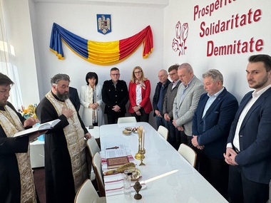 Elisabeta Lipă şi-a deschis cabinetul parlamentar din Dorohoi: Vreau să transform judeţul Botoşani într-un pol al sportului pentru întreaga regiune a Moldovei / Cabinetul a fost sfinţit de un preot