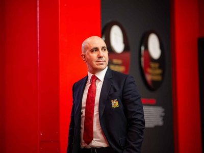 CEO-ul clubului Manchester United spune că investiţia în noul stadion ar putea afecta cheltuielile cu echipa şi competitivitatea pentru următorii cinci ani